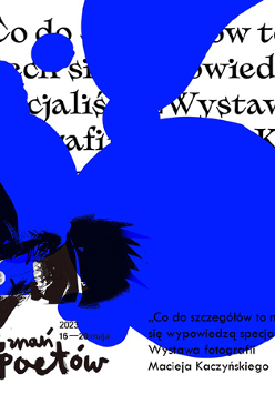 Grafika w kolorach bieli i intensywnego niebieskiego. W tle czarne napisy-hasła, które przykrywają plamy w kolorze kobaltu. W dole grafiki widoczne logo Poznania Poetów, tytuł spotkania i nazwisko. Z lewej strony pojawia się ciemna postać.