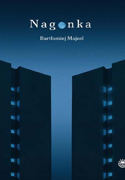 Okładka książki Bartłomieja Majzla "Nagonka" - grafika. Na niebieskim tle dwa granatowe wieżowce, każdy z pionowym rzędem okien w jaśniejszym odcieniu. W górnej części - nazwisko autora i tytuł książki.