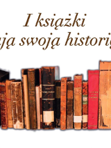 Rząd grzbietów starych ksiażek w różnych kolorach, oprawach, rozmiarach.