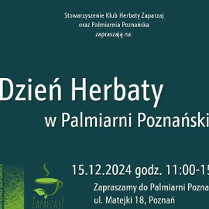 Po prawej napisy informujące o wydarzeniu. Po lewej pomarańczowy kubek z parującą herbatą. W tle świątynia i duże zielone liście.