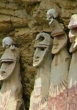 Na zdjęciu sarkofagi w Karaija fot. P. Sielicki.