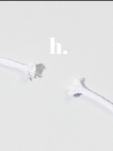 na jasnym tle biały tytuł spektaklu, poniżej fragment zerwanego sznurka o postrzępionych końcówkach