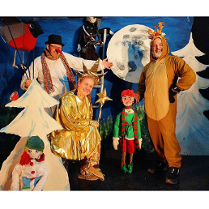 Pośrodku sceny na krześle siedzi aktorka w złotym kostiumie gwiazdki, po obu jej stronach stoją aktorzy w strojach bałwana i renifera. Wokół scenografia przedstawiająca zimowy pejzaż. Na scenie również kilka lalek.