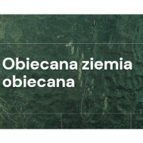 na ciemnozielonym tle biały tytuł spektaklu