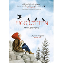 Dziewczynka siedzi na kamieniach, na szczycie góry, w rękach trzyma książkę, patrzy w górę na ptaki siedzące na literach tworzących napis Figgrotten. Poniżej widać czubki drzew.