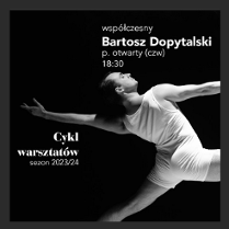 na czarnym tle widoczna postać tancerza, stojacego tyłem, ubranego w białe krótkie spodenki i białą koszulkę bez rękawów. Postać przechylona jest do tyłu, prawą rękę wyciąga przed siebie, lewą za siebie. Obok informacje o spektaklu.