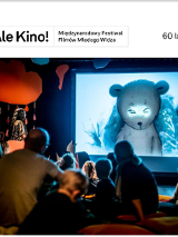 Na zdjęciu widać grupę dzieci i dorosłych siedzących tyłem, na poduszkach na podłodze, oglądających wyświetlany film animowany. Na pierwszym planie filmu jest mały biały miś.