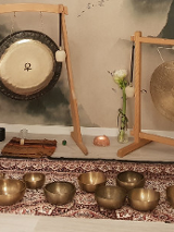 Gongi na stojakach a na podłodze misy na dywanie.