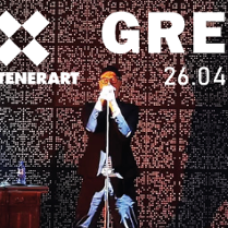 Trzech mężczyzn stoi na scenie. Po lewej mężczyzna obsługuje konsolę DJ'a. Na środku mężczyzna śpiewa. Po prawej mężczyzna gra na skrzypcach. W tle świecący ekran. Napisy: "KontenerART. GRETA 26.04".