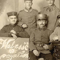 Grupa żołnierzy - Polaków z napisem "Wolność w przyszłości", ok. 1918, fot. ze zbiorów WMW