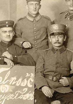 Grupa żołnierzy - Polaków z napisem "Wolność w przyszłości", ok. 1918, fot. ze zbiorów WMW