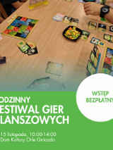 Plakat promujący Rodzinny Festiwal Gier Planszowych. Zdjęcie stołu, na którym rozłożono grę planszową, u dołu zielony pasek z napisem Rodzinny Festiwal Gier, wtęp bezpłatny.