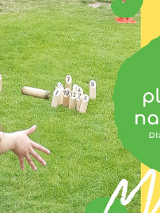 Plakat o grach plenerowych, na którym dziecko kuca na trawie a przed nim rozstawione sa drewniane klocki.