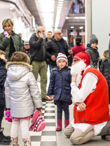 Gwiazdor rozmawia z dziećmi