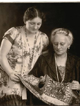 Helena i Wiesława Cichowicz z gorsetem krakowskim, ok. 1920, archiwum ME