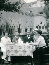 herbatka na dziedzińcu