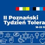 Niebieska grafika, biały napis promujący wydarzenie, na górze kolorowe kwadraty, na dole białe ikony.