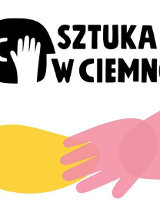 Na ilustracji przedstawiono na białym tle różnokolorowe, uproszczone, przedstawienia uszu, nosa i dłoni. W lewej, górnej części jest napis: SZTUKA W CIEMNO, zaś po prawej stronie umieszczono symbole oznaczające, że wydarzenie jest dostosowane do potrzeb osób z niepełnosprawnościami wzroku i słuchu