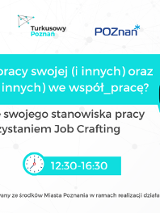 Od góry logotypy organizatorów: Turkusowy Poznań i Poznań. Na środku Biały napis na turkusowym tle: Jak poczuć sens pracy (i innych) oraz angażować się (i innych) we współ_pracę? Modelowanie swojego stanowiska pracy z wykorzystaniem Job Crafring. Z prawej strony czarno białe zdjęcie kobiety z krótkimi włosami trzymającej w ustach ostrą paprykę - Alicji Liczby. Na dole data spotkania - 6 grudnia, godziny 12:30 -16:30 i "miejsce": Meets.
