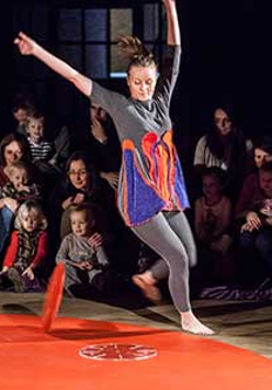 aktorka biegnie w krawędzi pomarańczowego koła