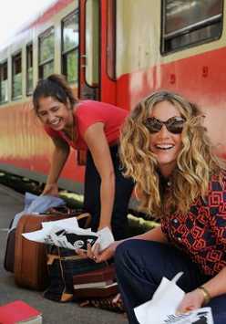 Dwie kobiety na tle pociągu