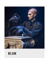 Zdjęcie przedstawia postać w czarnym stroju, przebraną za kruka