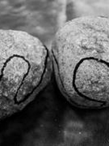 kamienie z namalowany dłońmi