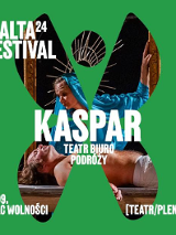 Zielone tło, w którym wycięto krzyżyk i kropkę. W wycięciu znajduje się zdjęcie ze spektaklu. Kobieta przypominająca Matkę Boską klęczy przy półnagim mężczyźnie.