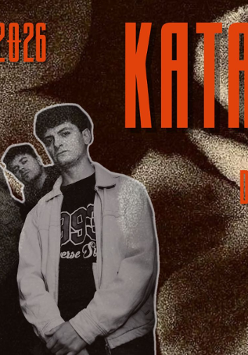 Na plakacie sylwetki zespołu pozującego do zdjęcia. Wokół czerwone napisy "Katapulta, Dragon Social Club, Godz. 19:30, Ul. Zamowa 3/5, Sobota 10.01.2026".