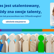 Na niebieskim tle widoczny jest tytuł wydarzenia zapisany dużą, pogrubioną czcionką. Po prawej stronie znajduje się zdjęcie prowadzącej - Liliany Kisiel, uśmiechniętej kobiety w jasnoniebieskiej koszuli. Na dole grafiki widnieje rząd drewnianych figurek