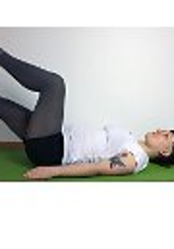 kobieta ćwicząca na macie