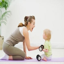 kobieta ćwiczy na macie