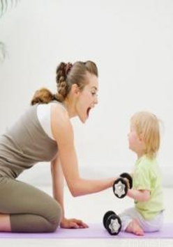 kobieta ćwiczy na macie