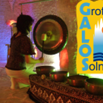 Kobieta grająca na gongach