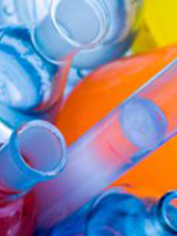 kolorowa ciecz w menzurkach