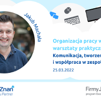 Z lewej zdjęcie uśmiechniętego mężczyzny, podpisane Jakub Machała. Z prawej tytuł szkolenia: Komunikacja, tworzenie treści i współpraca w zespołach. Organizacja pracy w chmurze - warsztaty praktyczne cz. 1, 25.03.2022. Na dole logotypy organizatorów: Poznań Biznes Partner i Firmy Jutra program Google i PFR.