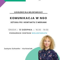 Plakat informujący o warsztatach: Komunikacja w NGO: Sztuka PR i Kontaktu z Mediami. Na plakacie zdjęcie prowadzącej oraz informacje o wydarzeniu.