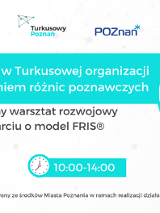 Od góry logotypy organizatorów: Turkusowy Poznań i Poznań. Na środku Biały napis na turkusowym tle: Komunikacja w Turkusowej organizacji z wykorzystaniem różnic poznawczych (warsztaty rozwojowe w oparciu o model FRIS®). Bezpłatny warsztat rozwojowy w oparciu o model FRIS. Po prawej stronie zdjęcie kobiety ze skrzyżowanymi rękami: Lucyna Wasiakowska. Na dole data spotkania - 2 grudnia, godziny 10:00 -14:00 i "miejsce": Zoom.