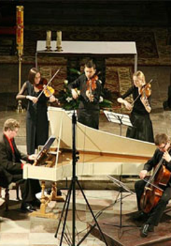 Koncert. Muzycy graja na fortepianie i istrumentach smyczkowych.