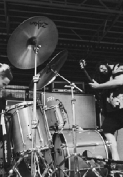 Perkusista i gitarzysta grający na scenie.