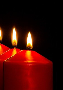 Obrazek przedstawia trzy czerwone świece.