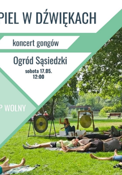 Informacje o koncercie misów i gongów, zdjęcie takowego koncertu na parkowym trawniku pod drzewem.