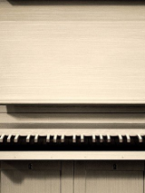 Obrazek przedstawia białe organy.