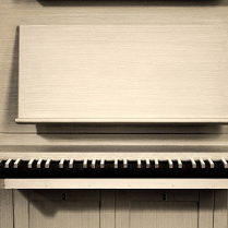 Obrazek przedstawia białe organy.