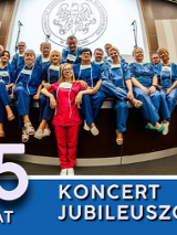 Grupa osób ubranych w niebieskie stroje lekarskie siedzi w rzędach, przed nimi jedna osoba w czerwonym stroju.