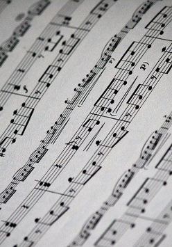 Obrazek przedstawia kartkę papieru z nutami.