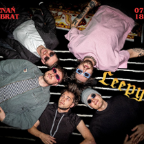 Kilka osób leży na podłodze, informacje o koncercie.