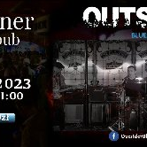 Obrazek reklamuje Koncert Outsider - złote przeboje polskiego rocka. Oprócz szczegółów wydarzenia, w tle widać w połowie wnętrze pubu i w półowie muzyków grających na scenie.