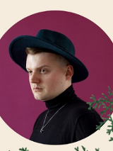 Zdjęcie artysty w czarnym kapeluszu.