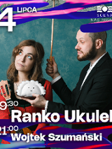 Mężczyzna ubrany w garnitur trzyma parasolkę od głową kobiety i podaje jej pluszaka w kształcie pieroga. Kobieta w czerwonej sukience odwraca zwrot, a w ręce trzyma ukulele.